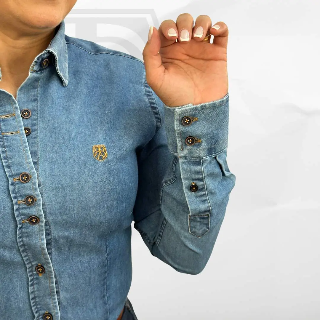 Camisa jeans feminina Talabarta em detalhe