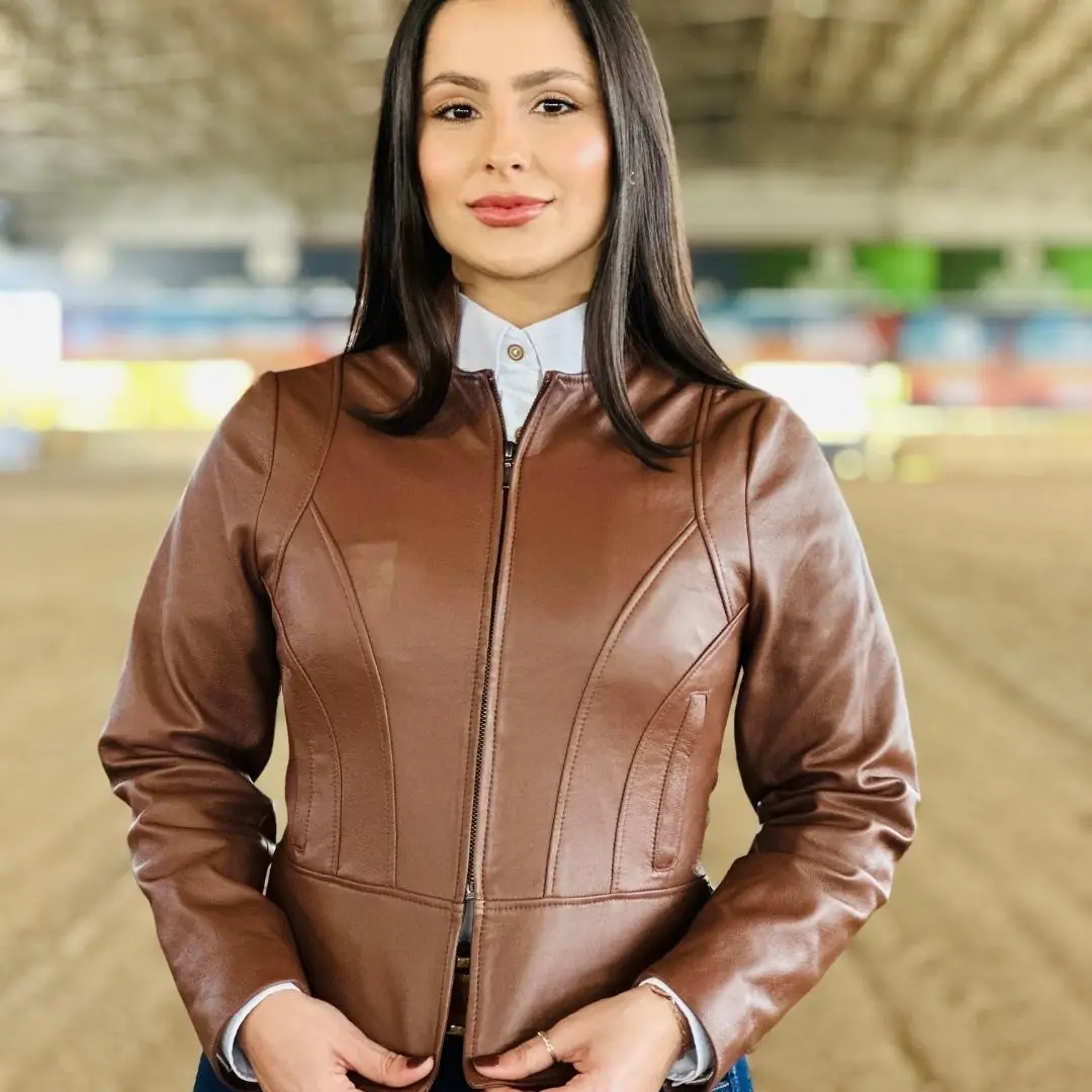 Mulher vestindo jaqueta de couro marrom Talabarta em uma arena equestre